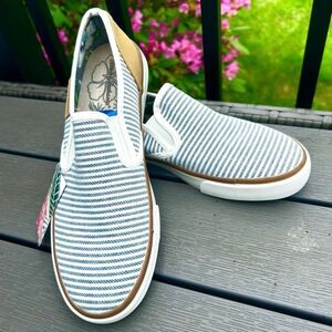 NWT TOMMY BAHAMA 9.5 Slip on white tan blue stripes Cushioned Comfy Sneakers